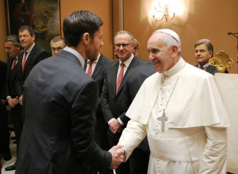 Xabi Alonso saluta il Papa. Facebook